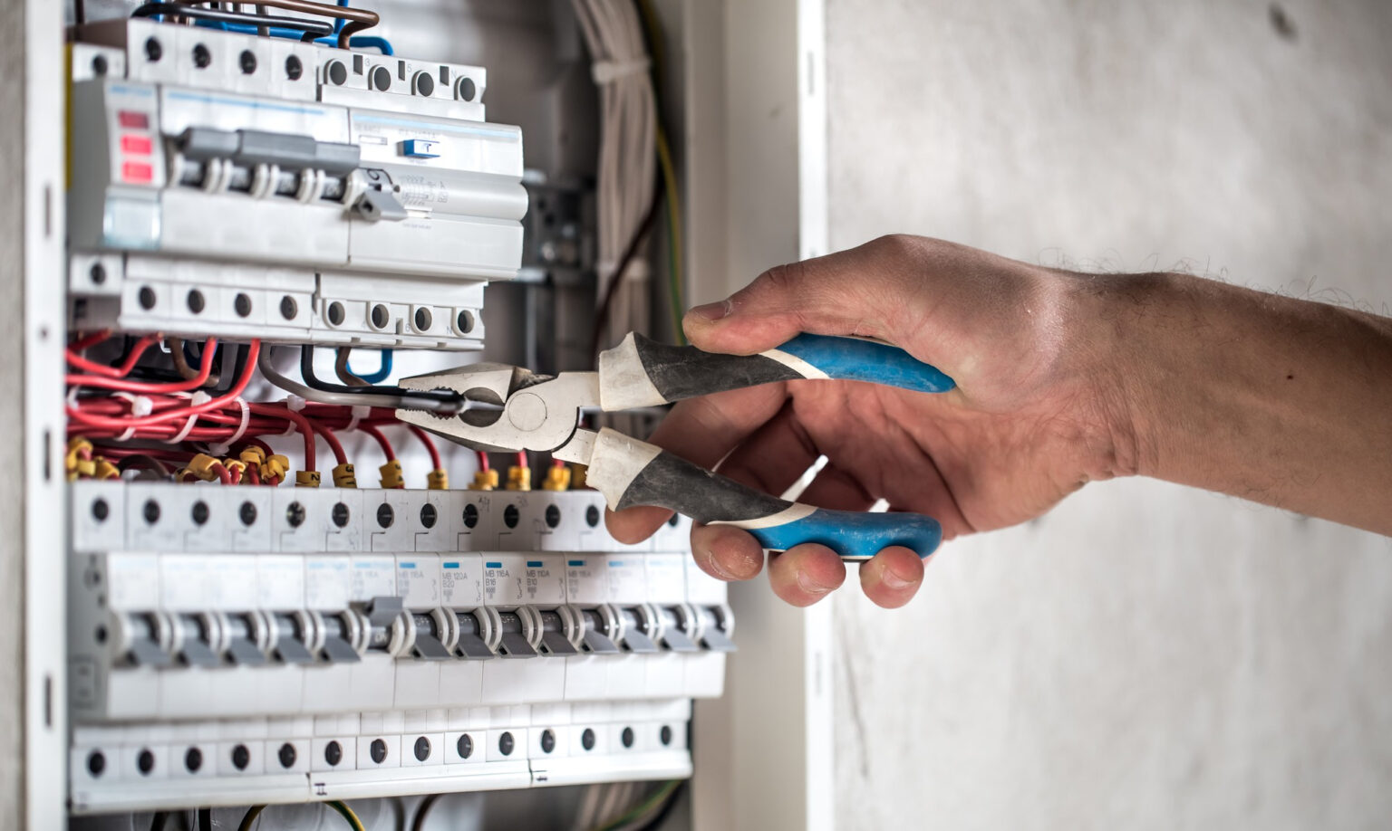 Servicio urgente de reparación eléctrica para comunidades de vecinos